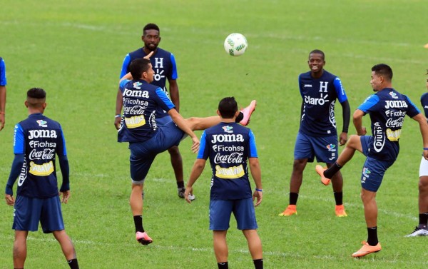 Honduras entrena bajo la lluvia y Pinto incia a armar su once